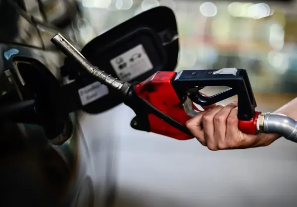 Governo libera R$ 3,4 bilhões para reduzir pressão sobre preço dos combustíveis