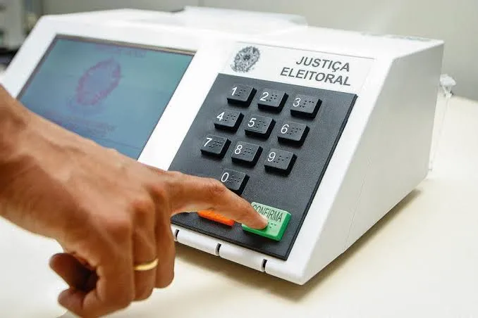 Lula vence em mais países e Flávio Bolsonaro soma mais votos; acompanhe a apuração no exterior